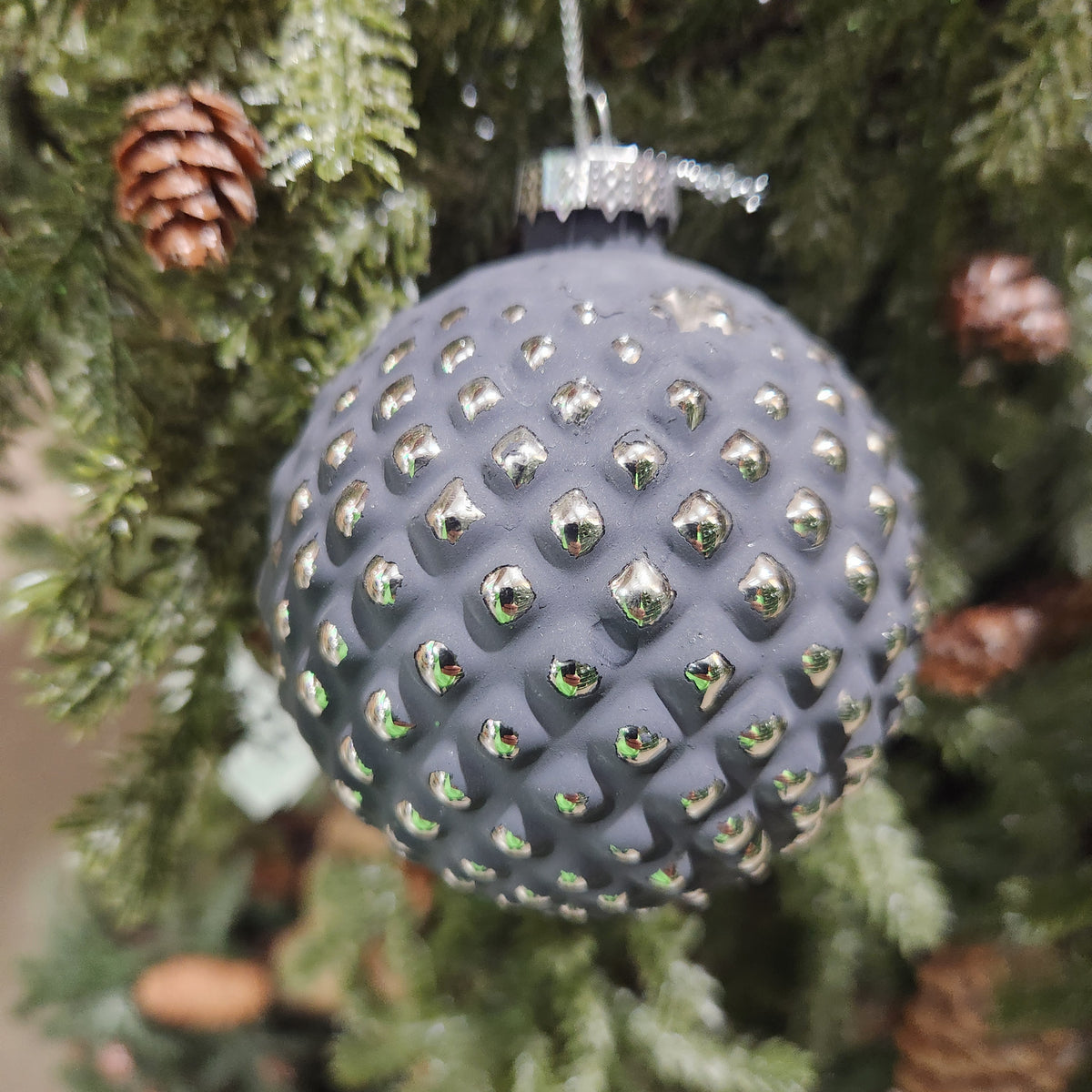 Boule en verre gris et argentée 3"