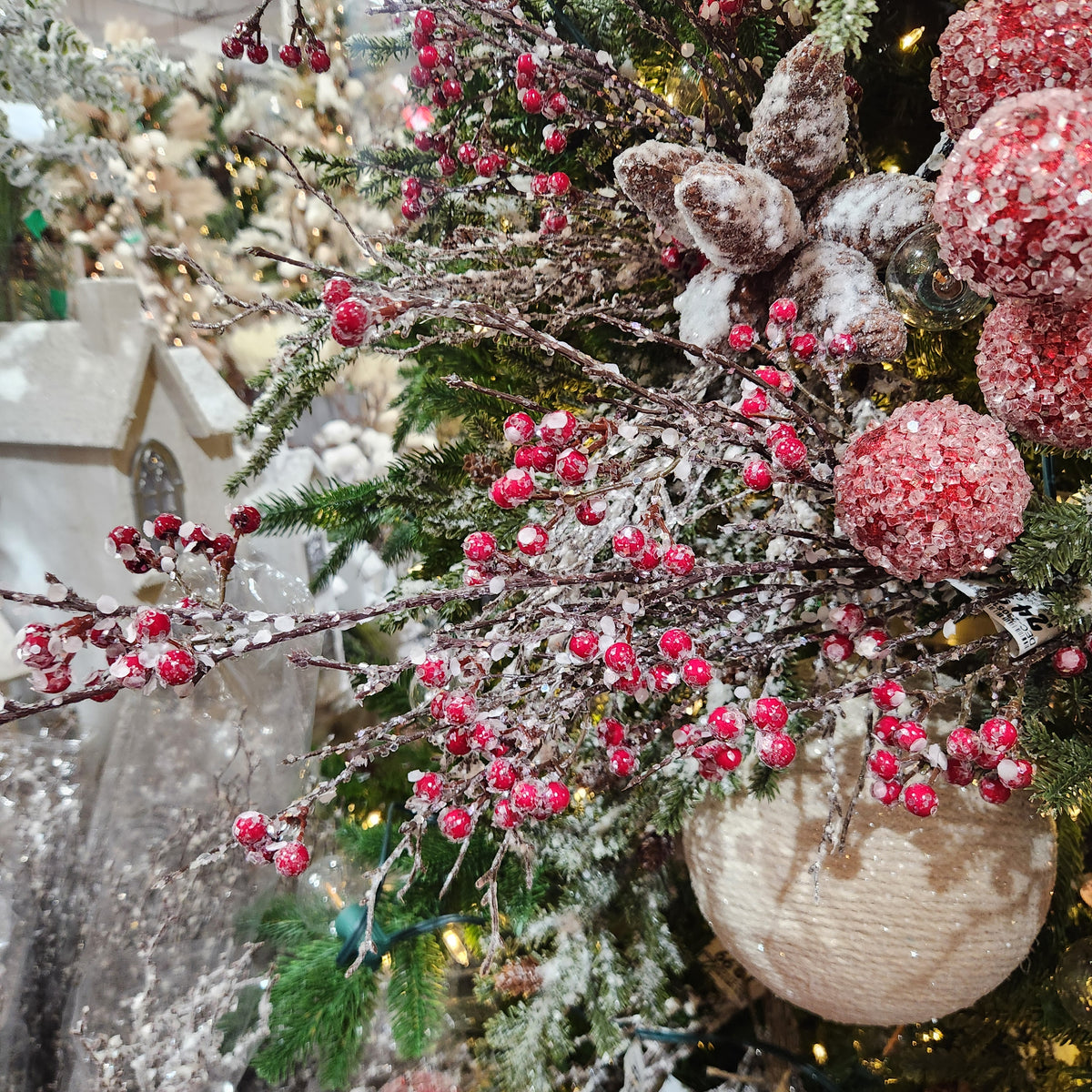 Tige de branches avec baies enneigées naturel, rouge et blanc 31"