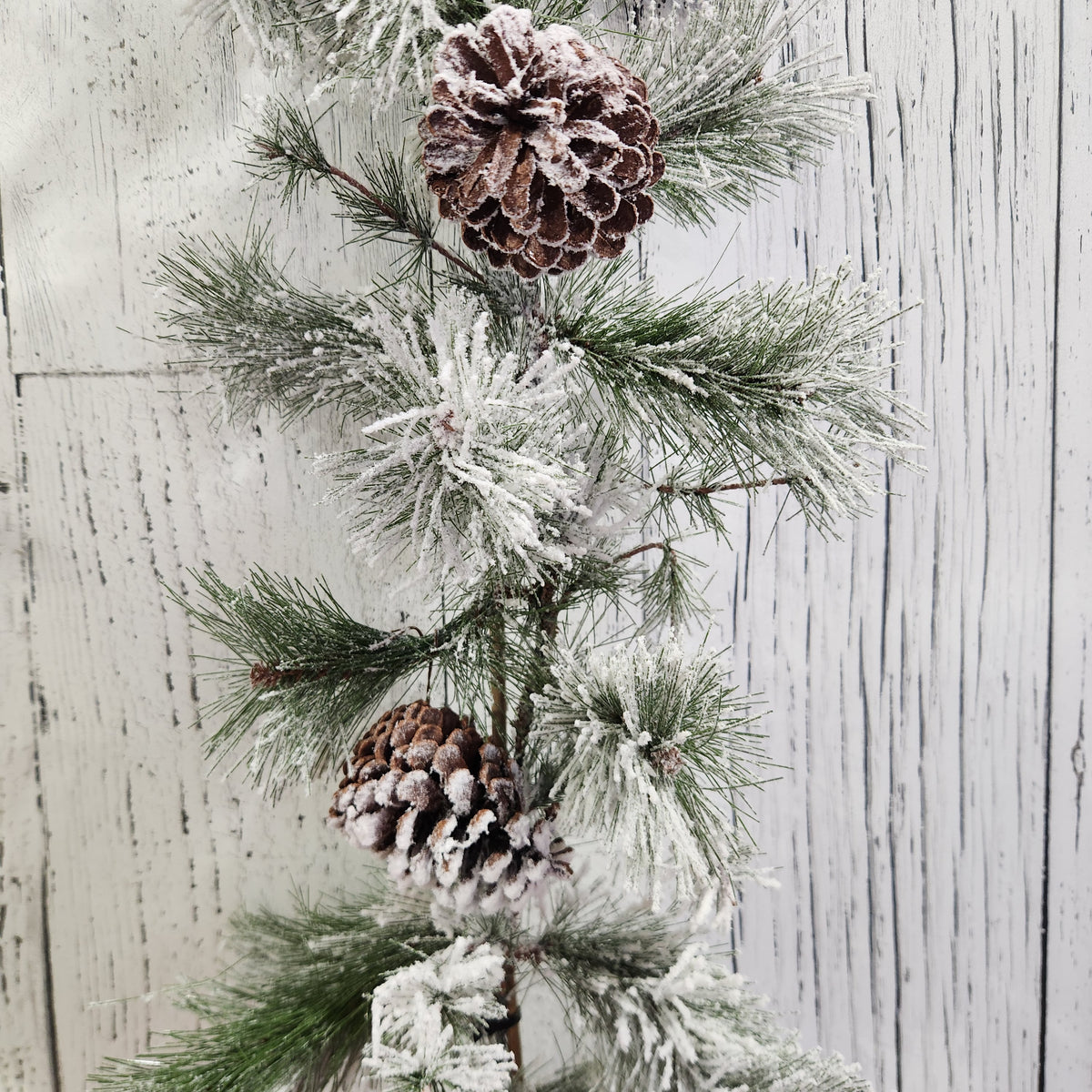 Snowy garland with pine cones 120 green tips 9'